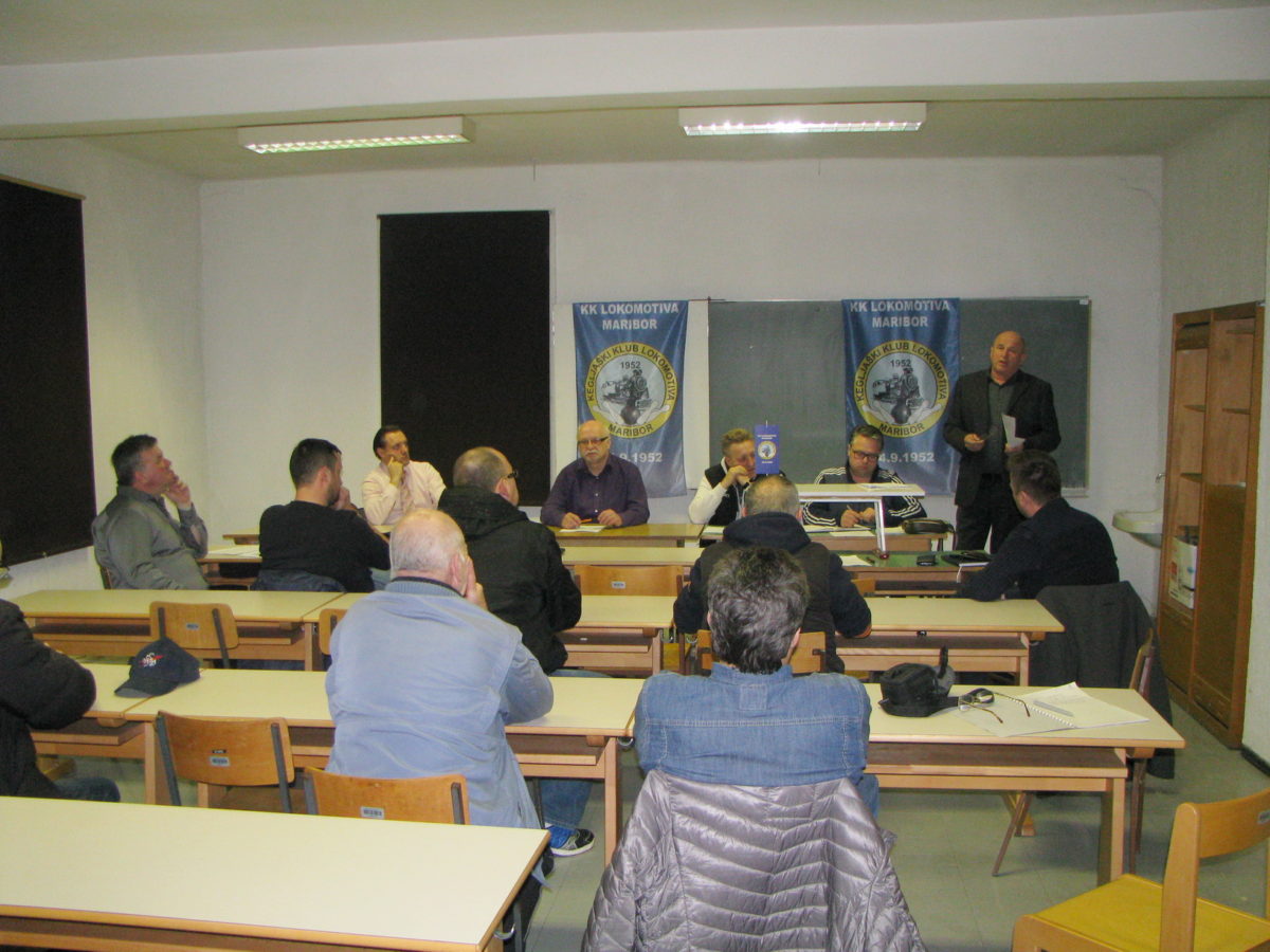 Lokomotivina modra kompozicija na pravem tiru