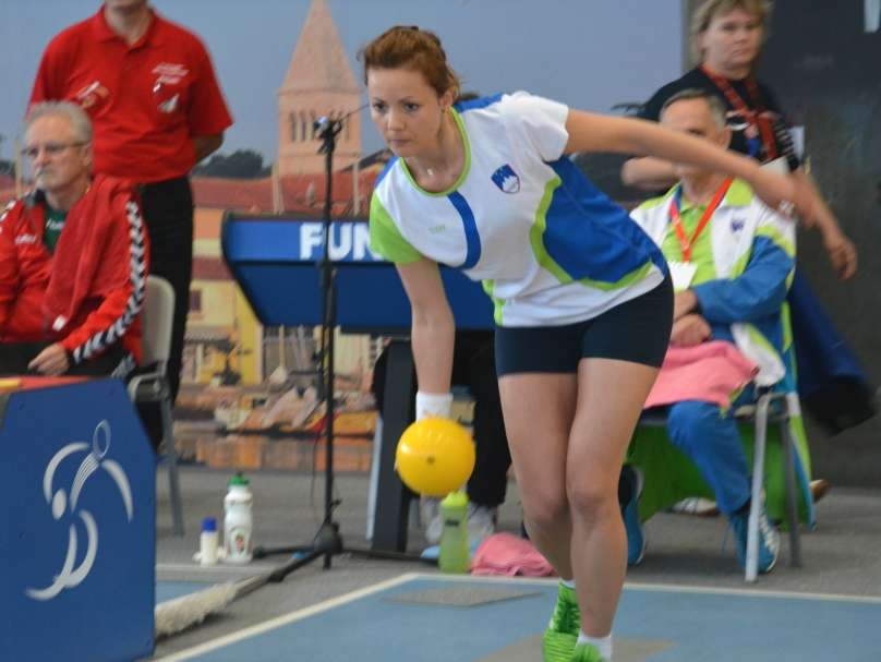 Eva v lovu na Ines, Tia napada stopničke